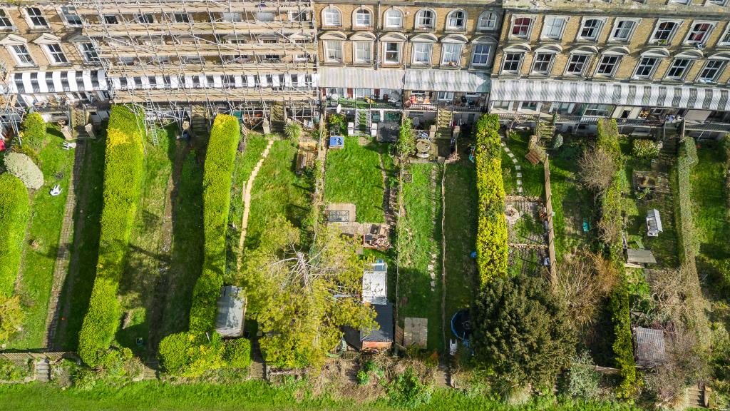 Lot: 42 - SUBSTANTIAL FREEHOLD INVESTMENT - Drone photo showing rear garden